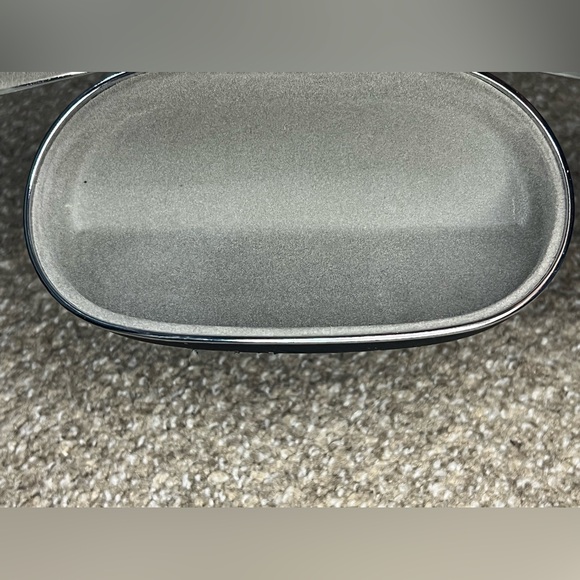 *Damaged* Giorgio Armani Solid Black Hard Sunglasses Case w/ Gray Cleaning Cloth - Picture 10 of 13